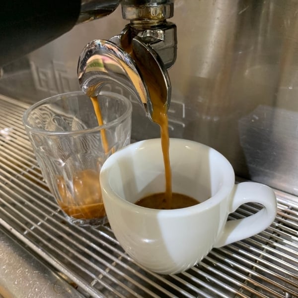 Fast thin espresso flow indicator showing under-extracted sour coffee